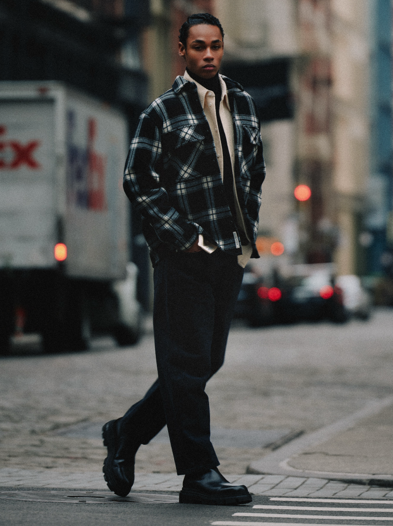 Mann im karierten Hemd in den Straßen von New York.