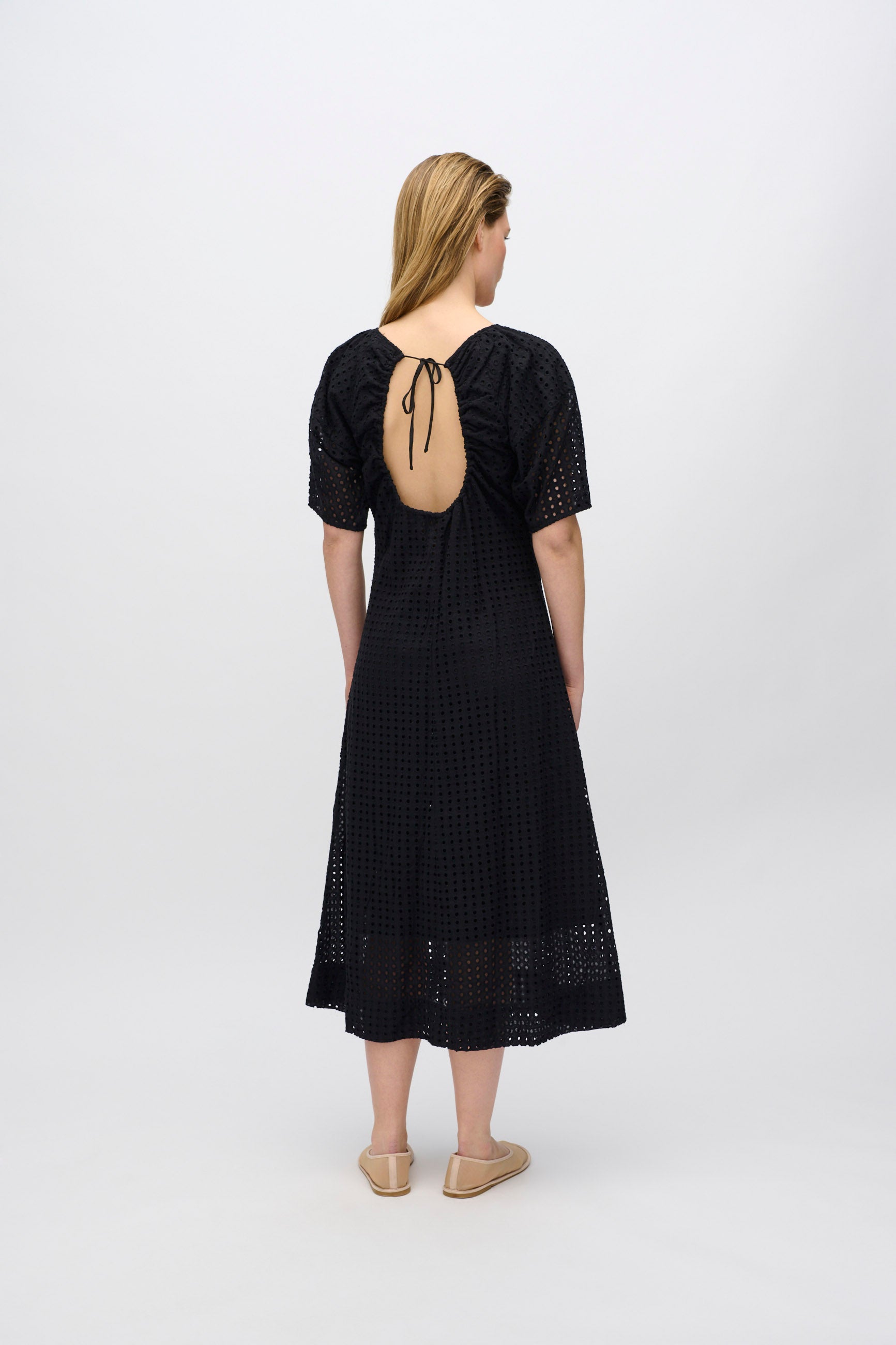 minimum female Alice midi dress in broderie anglaise 4258 Midi Dress 999 Black