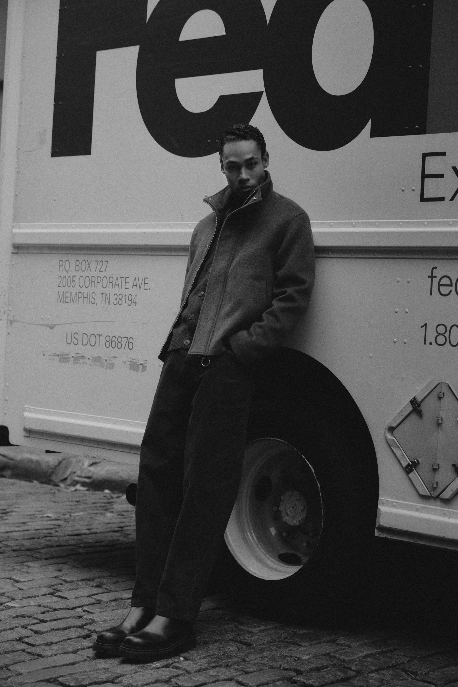 Mann in Schwarz-Weiß, der eine Wolljacke trägt, in New York.