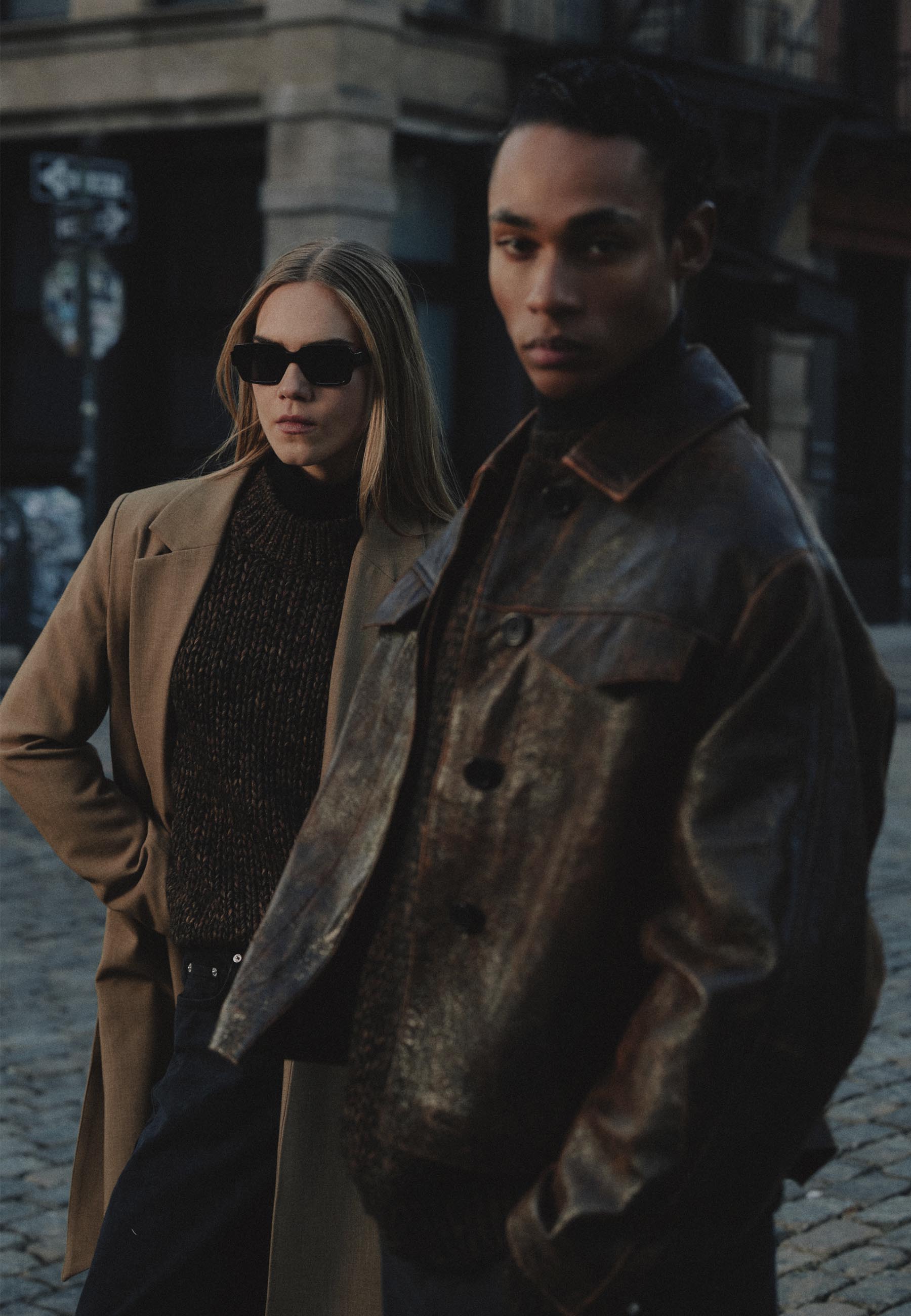 Ein Mann und eine Frau, gekleidet in Minimum, auf den Straßen von New York.
